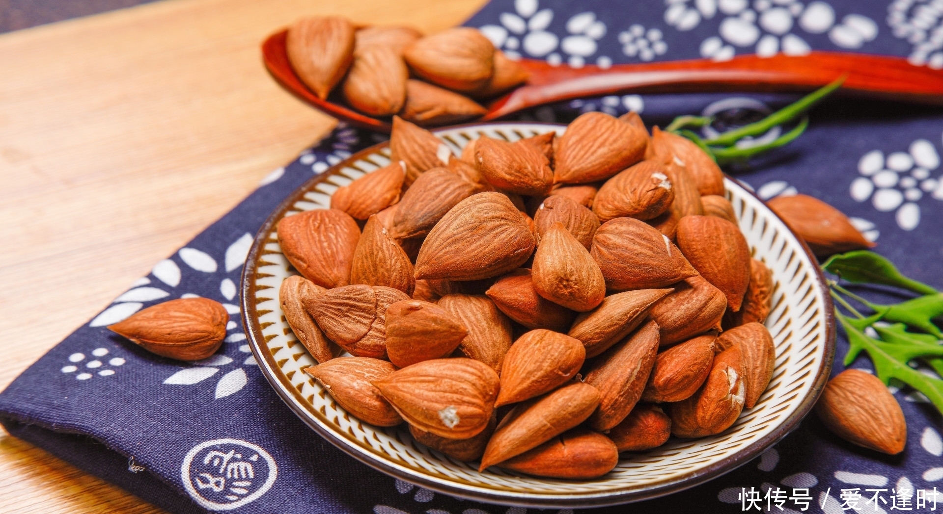 杏仁:既是止咳药,还能润肤驻颜,用来美容效果佳!