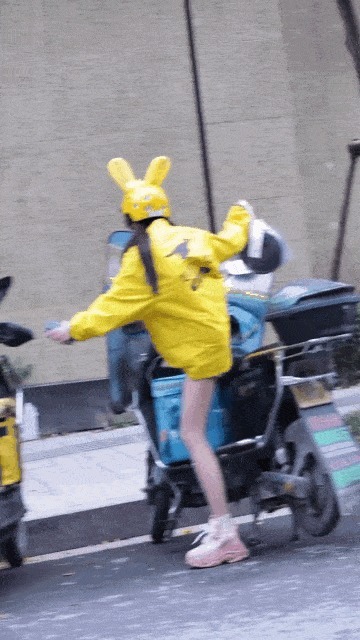 |搞笑GIF趣图小姐姐，你这样甩来甩去，这个外卖还能吃吗？