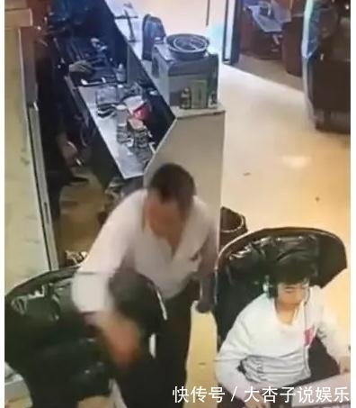 网吧|大叔在网吧打错儿子?发现不对后做了一个手势,网友:你真赞?