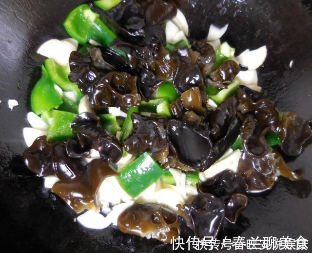 黑木耳跟它一起炒好吃太多了,非常下饭上桌就吃光了!