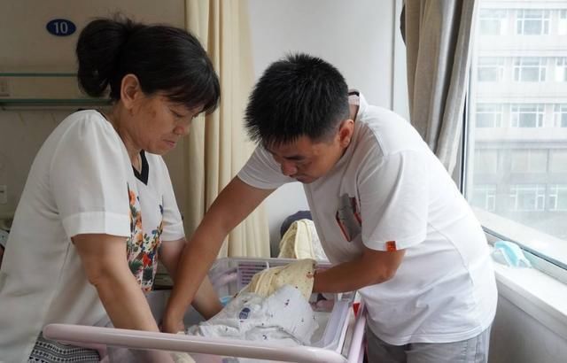 婆婆|还记得4年前那个被妈妈拿剪刀划成“花脸猫”的男婴吗?现在长成了这样