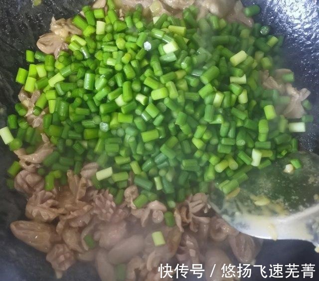 蒜薹炒鸡杂，下酒下饭棒极了！