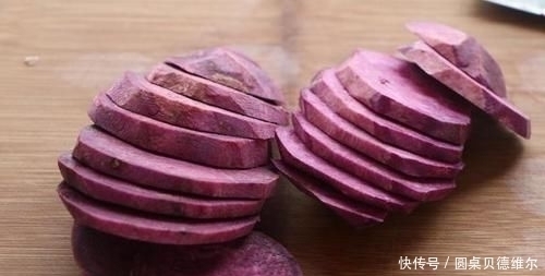 面粉特别的创意做法,加2个紫薯,比包子馒头都好吃,酥得直掉渣