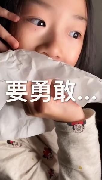 萌娃Neinei长大了！徒手拔牙被赞勇敢，超级奶爸拍摄记录全过程