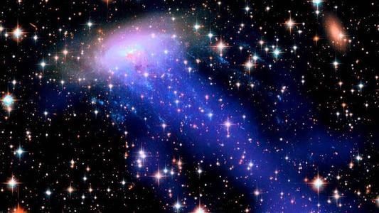 120万光年距离的星系团，发射出的无线频率让人看起来像只水母