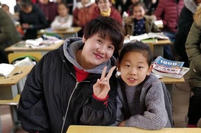 宝妈|妈妈穿新衣被老师请出家长会,看清上面的字,网友:没文化真可怕