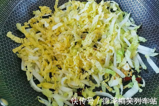 下饭|豆腐丝配娃娃菜,吃起来有嚼劲,味道也不错,很下饭