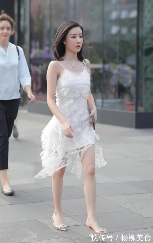 时尚|米莉说时尚:高质量的素雅白裙,有着好看的镂空设计