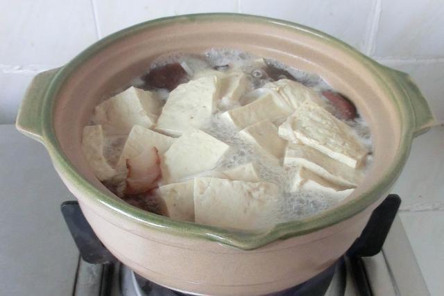 天越冷越爱吃的一锅腊肉煲,做法简单又好吃,鲜香汁美还特别下饭