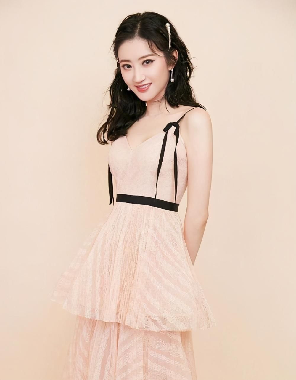 蝴蝶结|别戴烂大街的蝴蝶结了,脸大头发少的选这3种发饰,谁戴谁显瘦