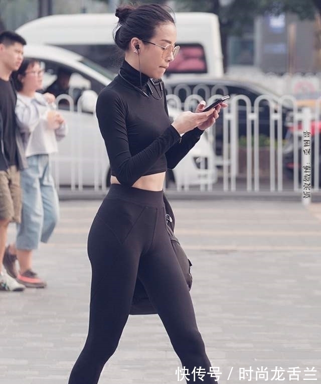 紧身 紧身打底裤的美女尽显女神风采,别具风格的魅力,显得格外有气质