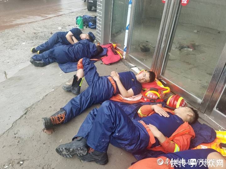 睡着|你们辛苦了！连夜救援后，山东消防员坐在路边睡着