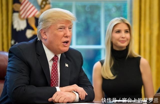 块广告牌|反特朗普组织在时代广场挂2块巨型广告牌,讽刺第一儿女及其丈夫