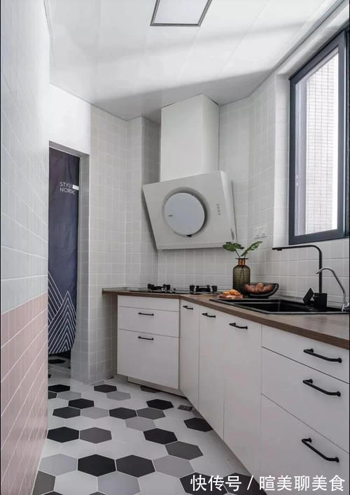 实用|厨房转角别做直角柜，加个横切面，变成135°大转角宽敞又实用