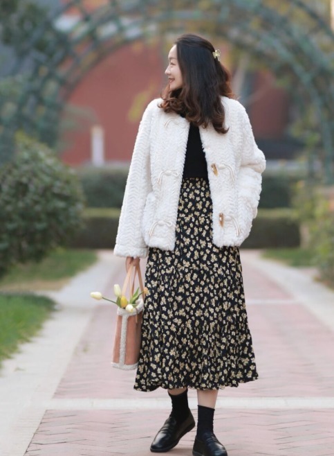 半身裙|今年流行可盐可甜的羊羔毛外套,学时髦精这样搭,美得惊艳!