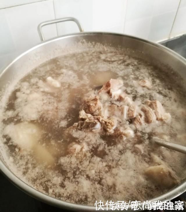炖羊肉汤不要花椒、大料和料酒,加这两样味道鲜美,还没羊膻味!
