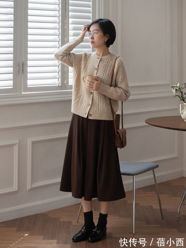 小姐姐|真正优雅的女人都爱这一组搭配:针织衫+半身裙,虽简约却很高级