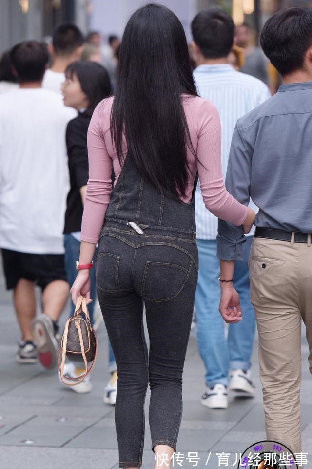 典雅 身材不够高挑就选择高腰线的打底裤，搭配风格时尚一些，仪态典雅！