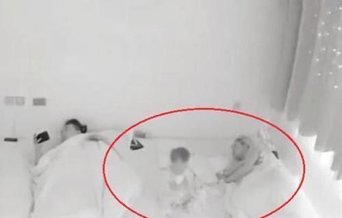 半夜醒来|监控实拍11个月的宝宝,晚上自己爬起来喝奶,网友天使宝宝