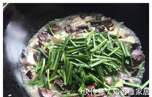 此菜4块钱能炖一锅,清除体内“垃圾”,补血脸色好,显年轻