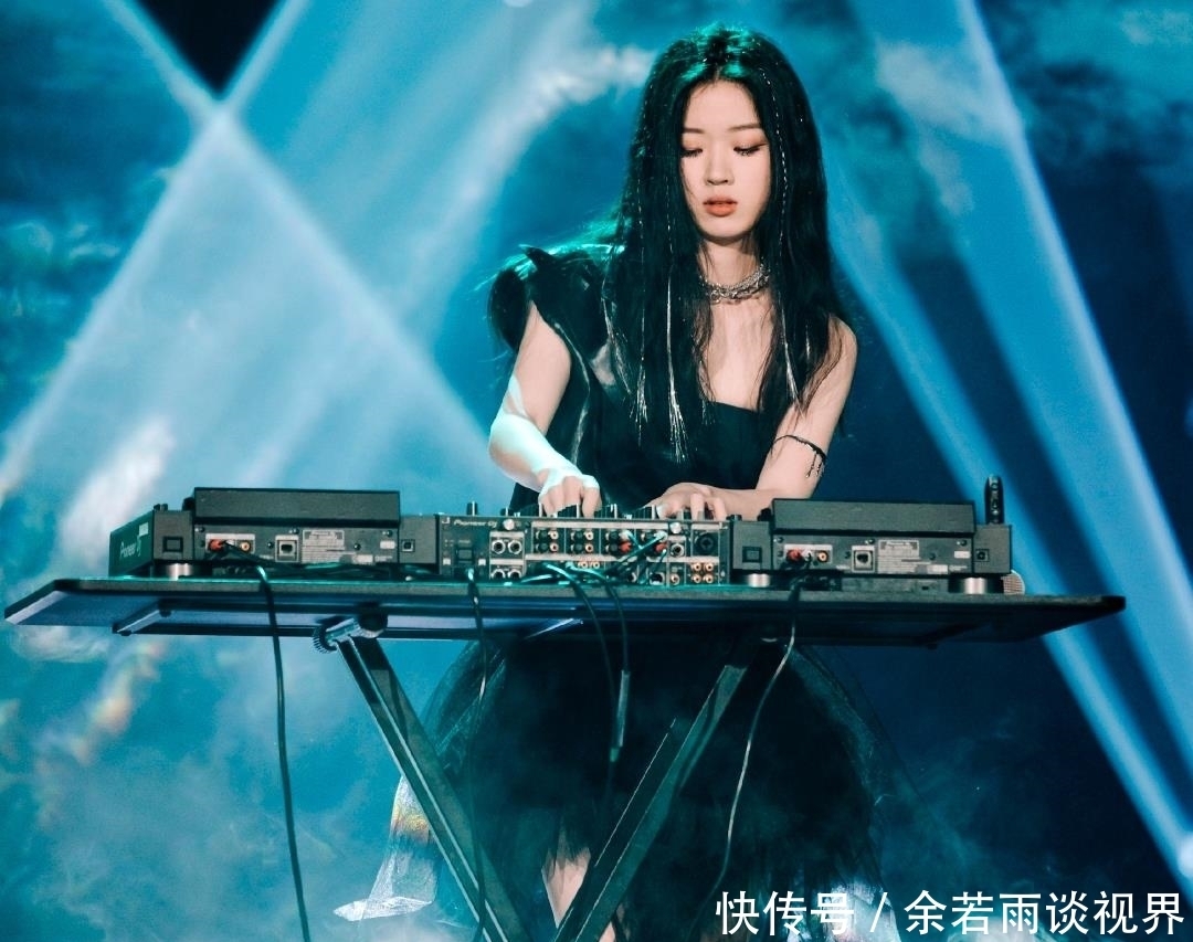 v单依纯加盟《爆裂舞台》,路透图让人眼前一亮,将会展示更多面