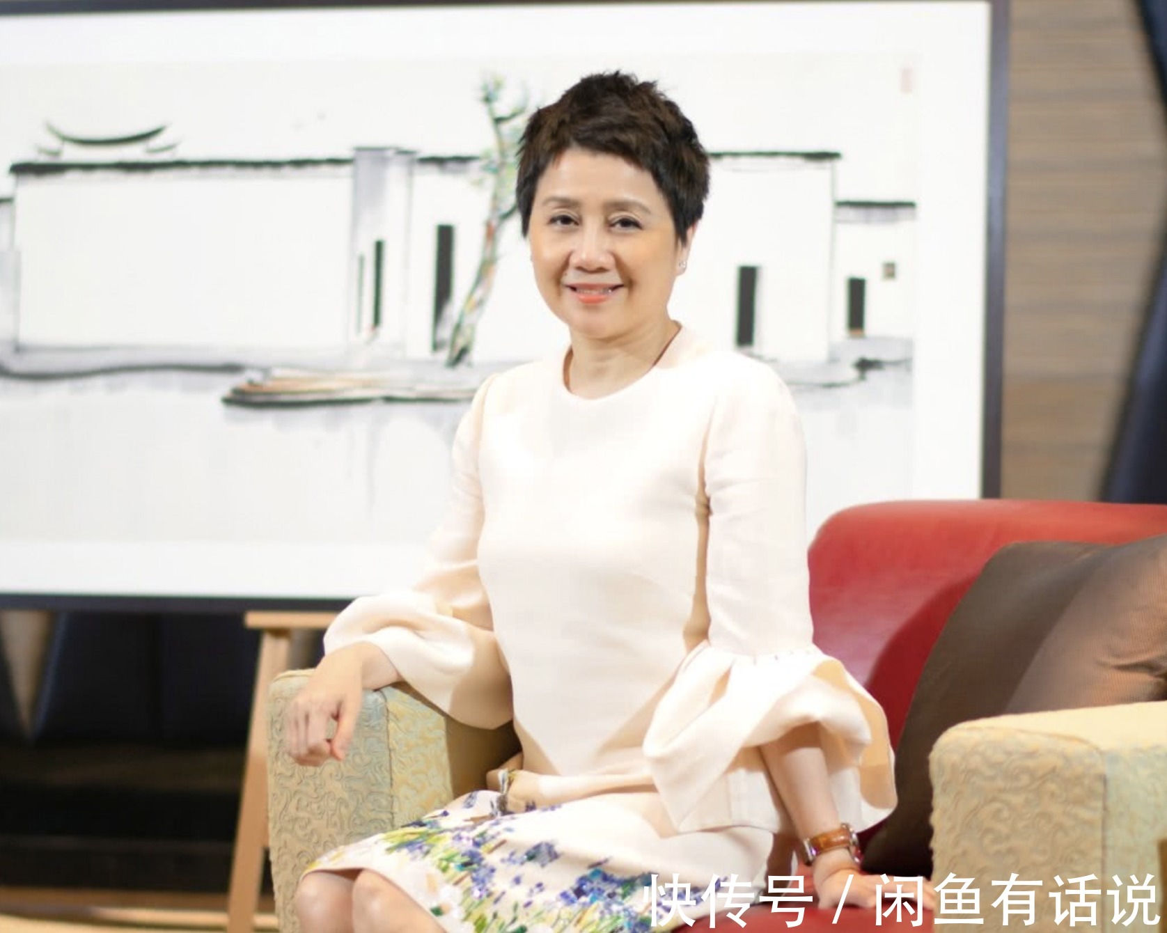 时髦|赌王四太越老越时髦,红裙叠穿红裤优雅高级,肩披皮草贵妇范十足