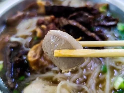 广西一家传承了五代人的牛腩粉店，24小时营业，一天能卖出1000碗