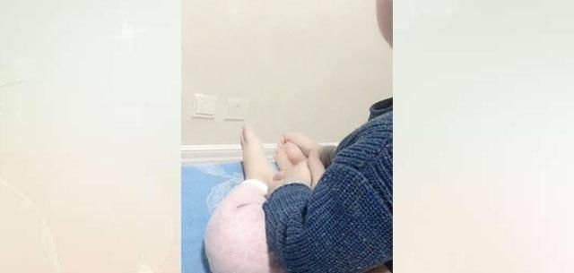 暖男|宝宝正在看电视,妈妈的手伸过来,网友:长大了是个暖男!