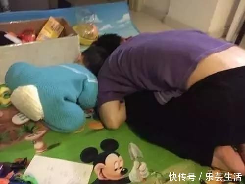 睡着|爸爸陪娃睡觉,醒后发现娃不见了,吓坏了赶紧找,结果自己都乐了