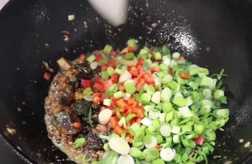 好吃|皮蛋这种做法很多人都没吃过,鲜嫩入味不腥,比凉拌皮蛋还好吃