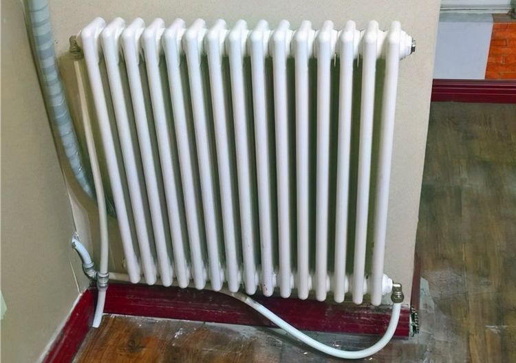 暖气片上面热下面凉的原因并非是憋气,而是这2点,要正确处理!