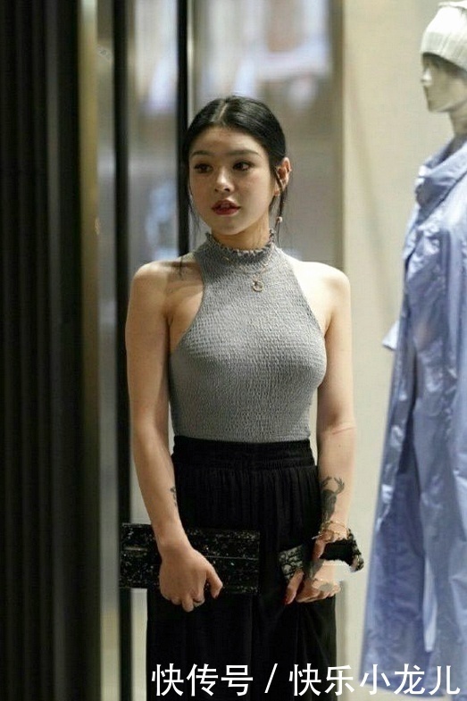 小姐姐显得落落大方，诠释独特的魅力，你能接受吗？