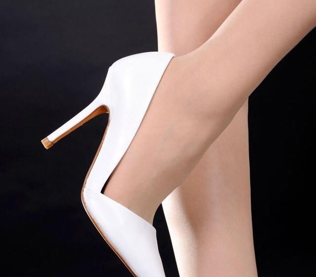 细跟高跟鞋陪伴女生走过了青春和成熟，充满活力和自信