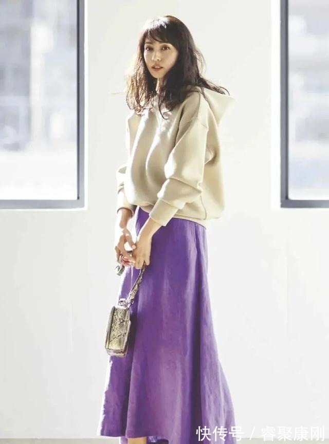 随性|卫衣+半裙=早秋最火混搭套路，时髦又有女人味