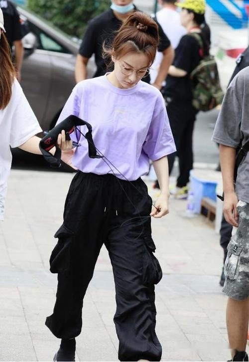 穿搭|姐姐佛系穿搭，宽松T恤配工装裤又酷又A，帅气潇洒十足