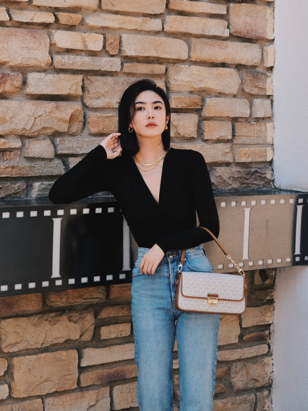 搭配 秋天,牛仔裤怎么穿才高级?和针织衫或背心搭配减龄洋气,超好看