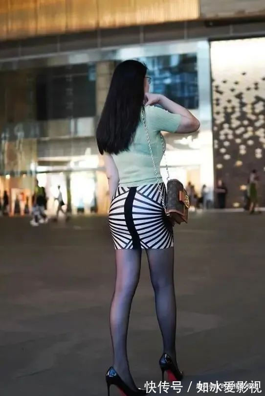 轻熟 黄色T恤搭配条纹短裙轻熟风穿搭,越看越有味,骨子里散发高贵