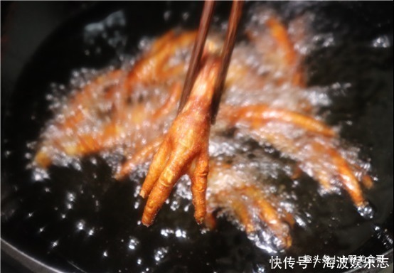 色泽|虎皮鸡爪还是这样做好吃,大厨教你秘制做法,软糯入味,色泽诱人