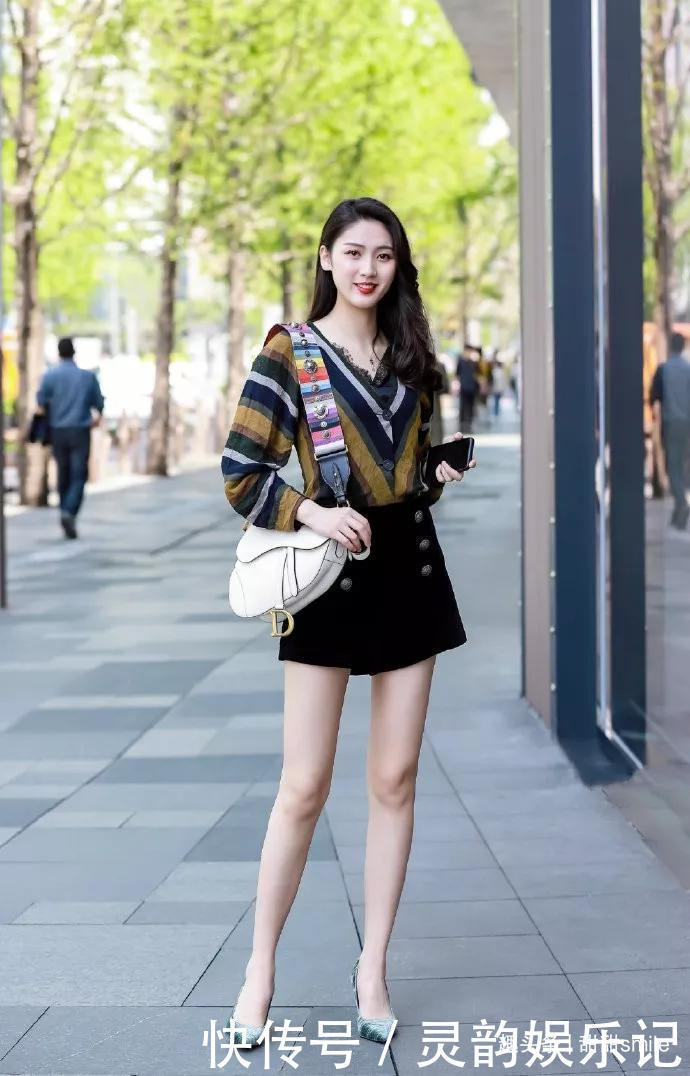 美女脚上搭配一双高跟凉鞋,让你犹如女神般靓丽