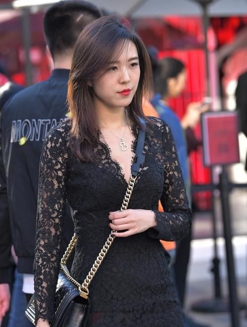 吊带衫 那舒适的穿搭，打造出舒适的微笑，就是鞋子有点让人失望