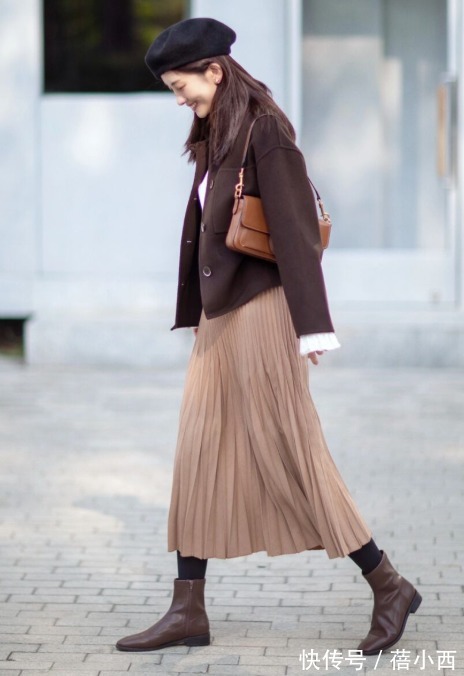 博主 春天穿“百褶裙”最优雅!建议多搭配针织衫,西装外套时髦又高级