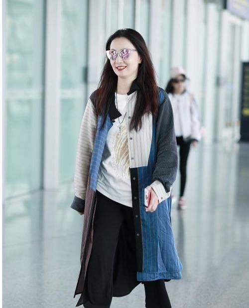 出行|女明星现身机场，穿基础款风衣出行机场，轻松穿出女神范