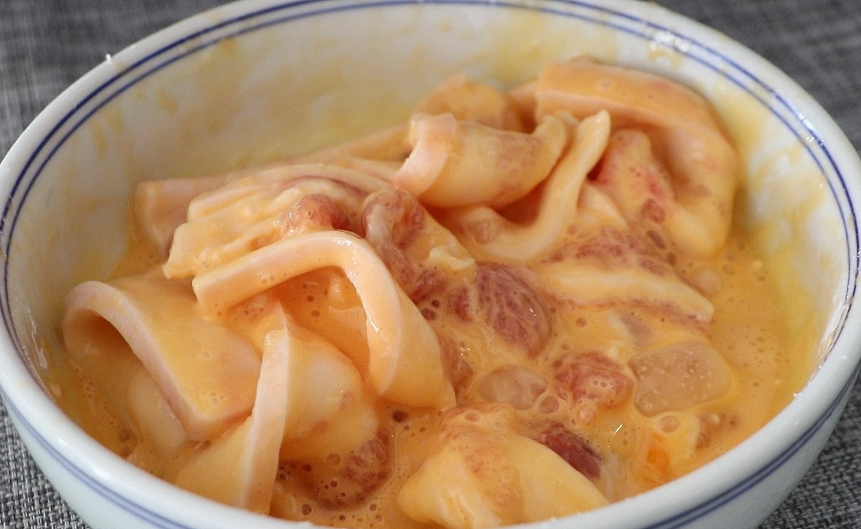 年夜饭,猪肉这样做赛过粉蒸肉!加上两个鸡蛋,小孩抢着吃它