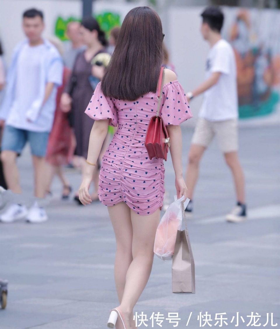 大方|身材妙曼的小姐姐,一身碎花紧身裙穿搭,尽显气质优雅大方
