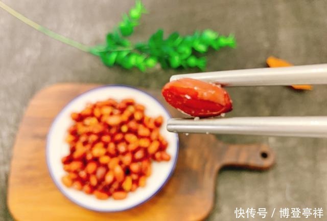 炸出来的花生米|炸花生米时,不要直接炸,多加一步,花生酥脆,放一周都不返潮