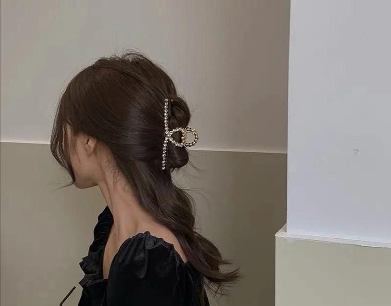 别再披头散发了，今年流行这些“盘发”，优雅精致又时尚