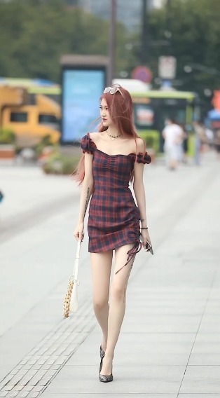 紫色格裙穿出气质美少女,仿若“仙女下凡”,抬头那瞬间美了