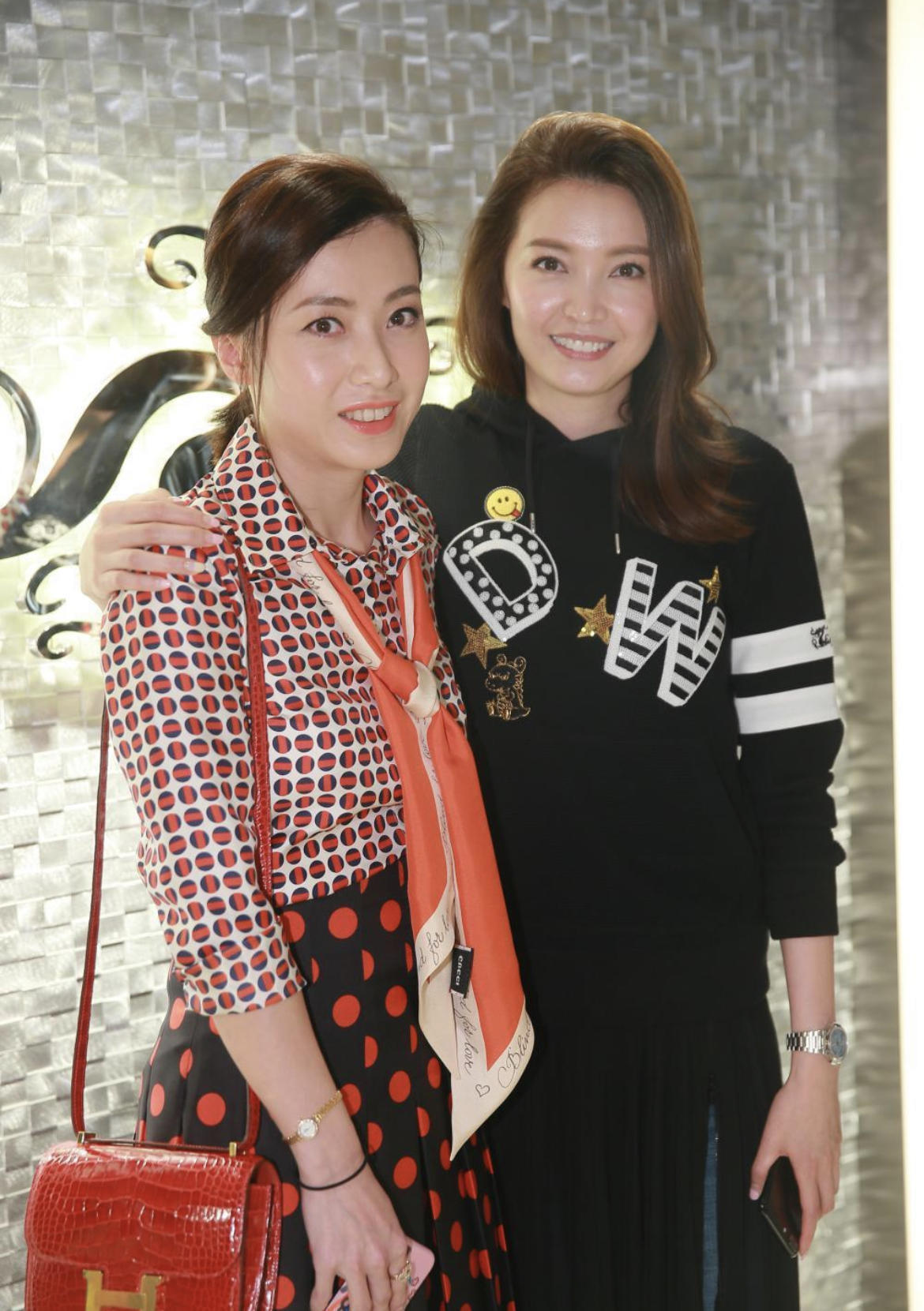 甘比|甘比这次穿对了,身穿一袭黑白色蕾丝拼接连衣裙亮相,优雅又大气