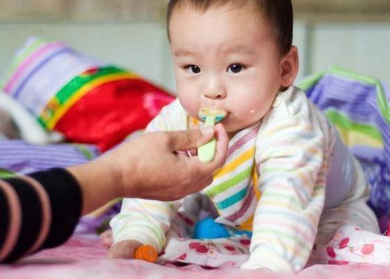 鲜牛奶|8个月孩子肠坏死，原因竟是吃错辅食，这3种食物尽量别给娃吃