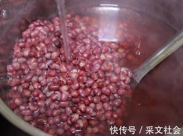 煮红豆，最忌泡好直接下锅煮！教你2招，8分钟快速出沙，颗颗开花